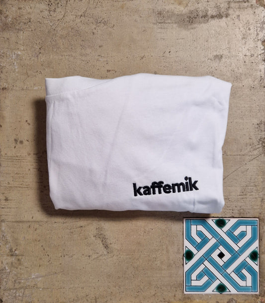 "kaffemik" T-Shirt mit gesticktem Schriftzug